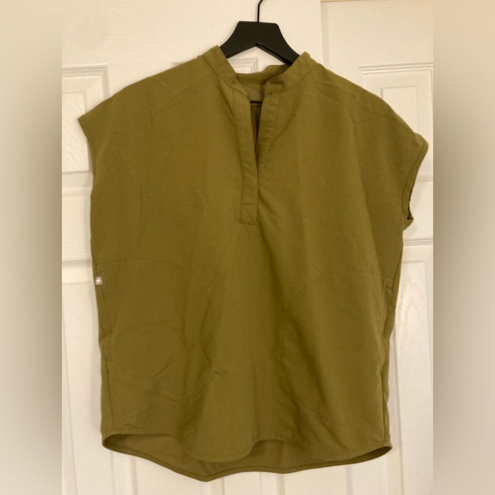 Figs Martini Olive 🍸 🫒 Rafaela scrub top XS